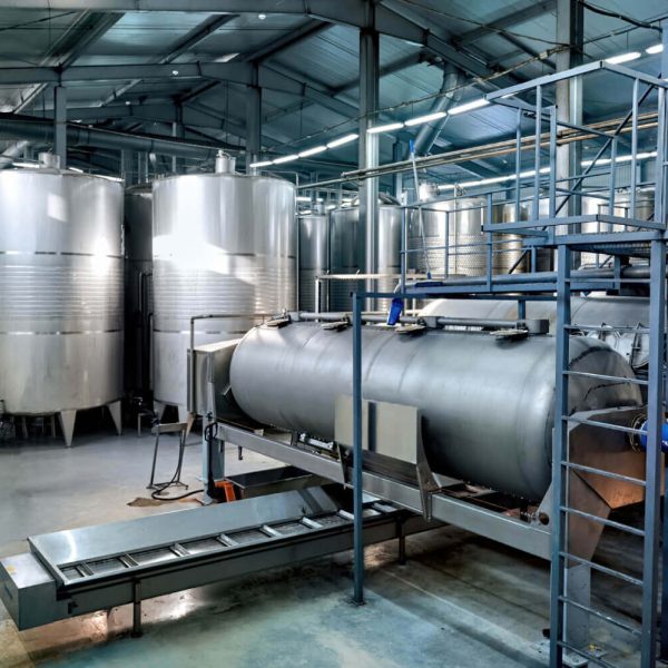 tanques-de-armazenamento-de-vinho-de-metal-em-uma-vinicola (1) (1)